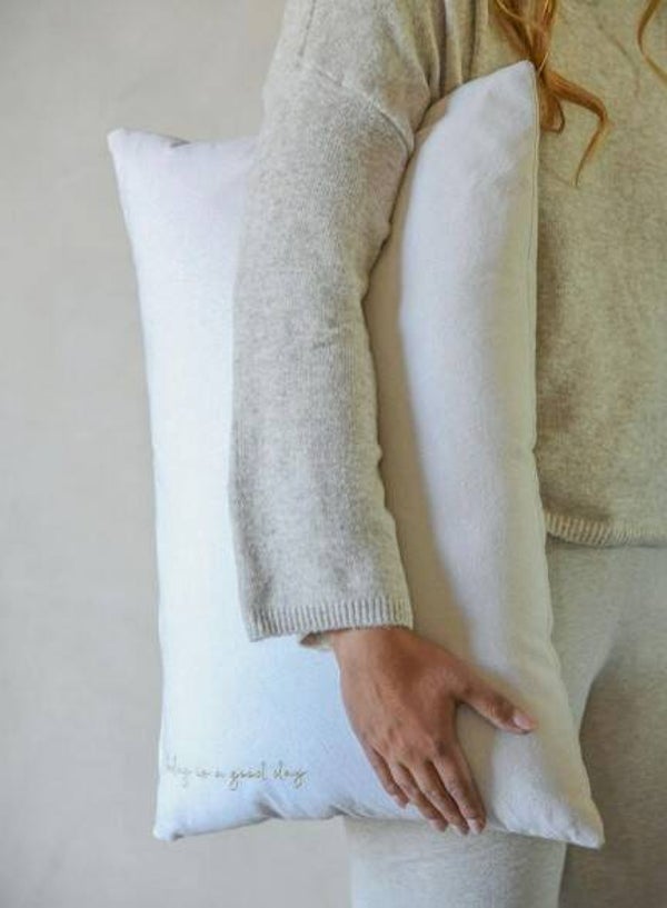 Rechthoekig kussen met quote "TODAY IS A GOOD DAY" - verschillende kleuren