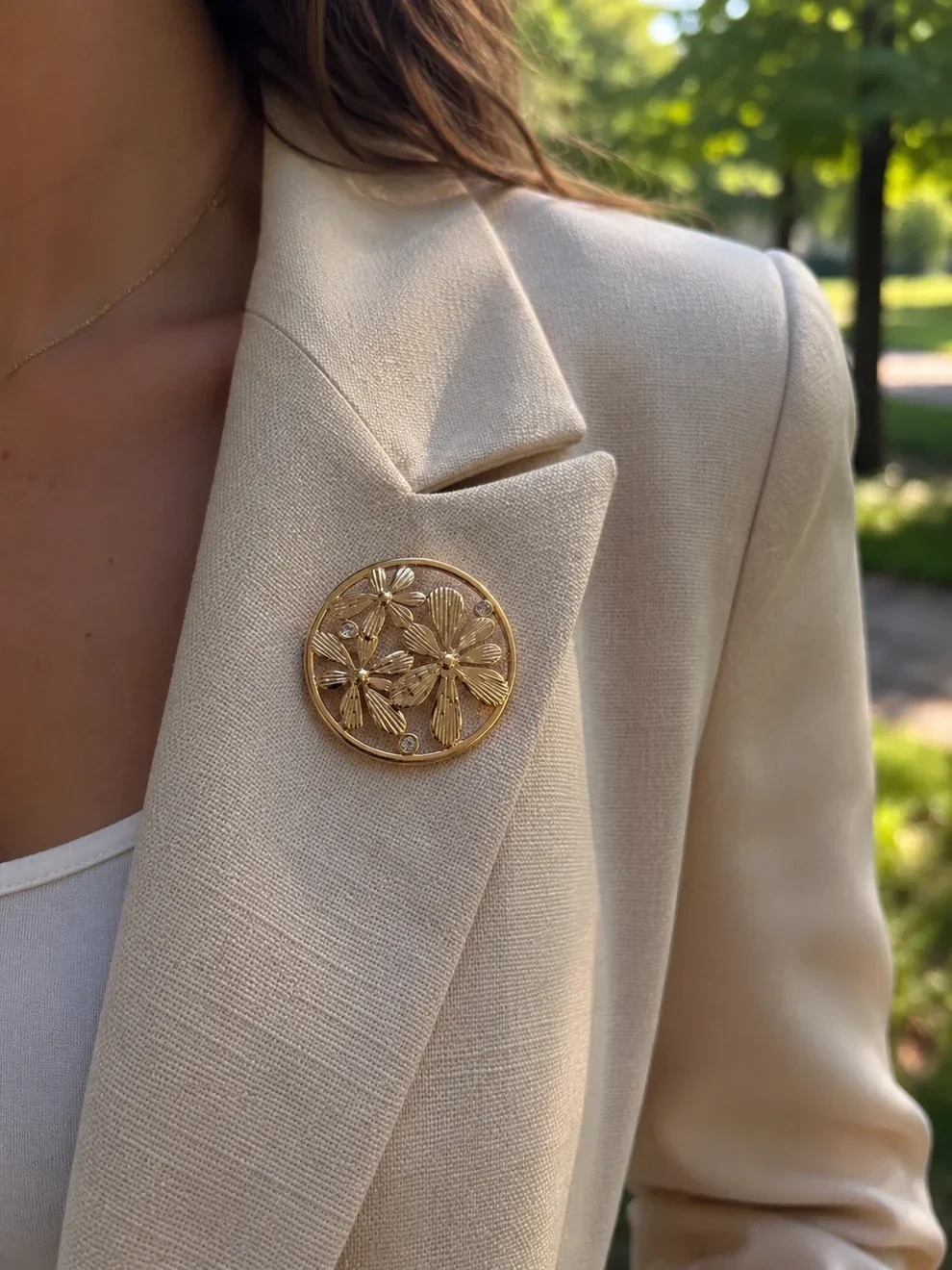 Broche médaillon fleurs en acier inoxydable W169
