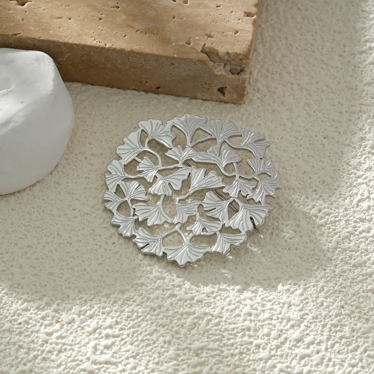 Broche acier inoxydable médaillon fleurs de ginkgo W163