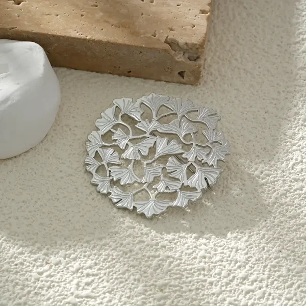 Broche acier inoxydable médaillon fleurs de ginkgo W163