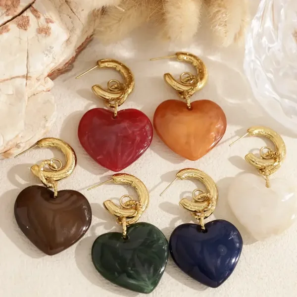Boucles d'oreilles en acier inoxydable et coeurs en acrylique organique -  6 coloris au choix