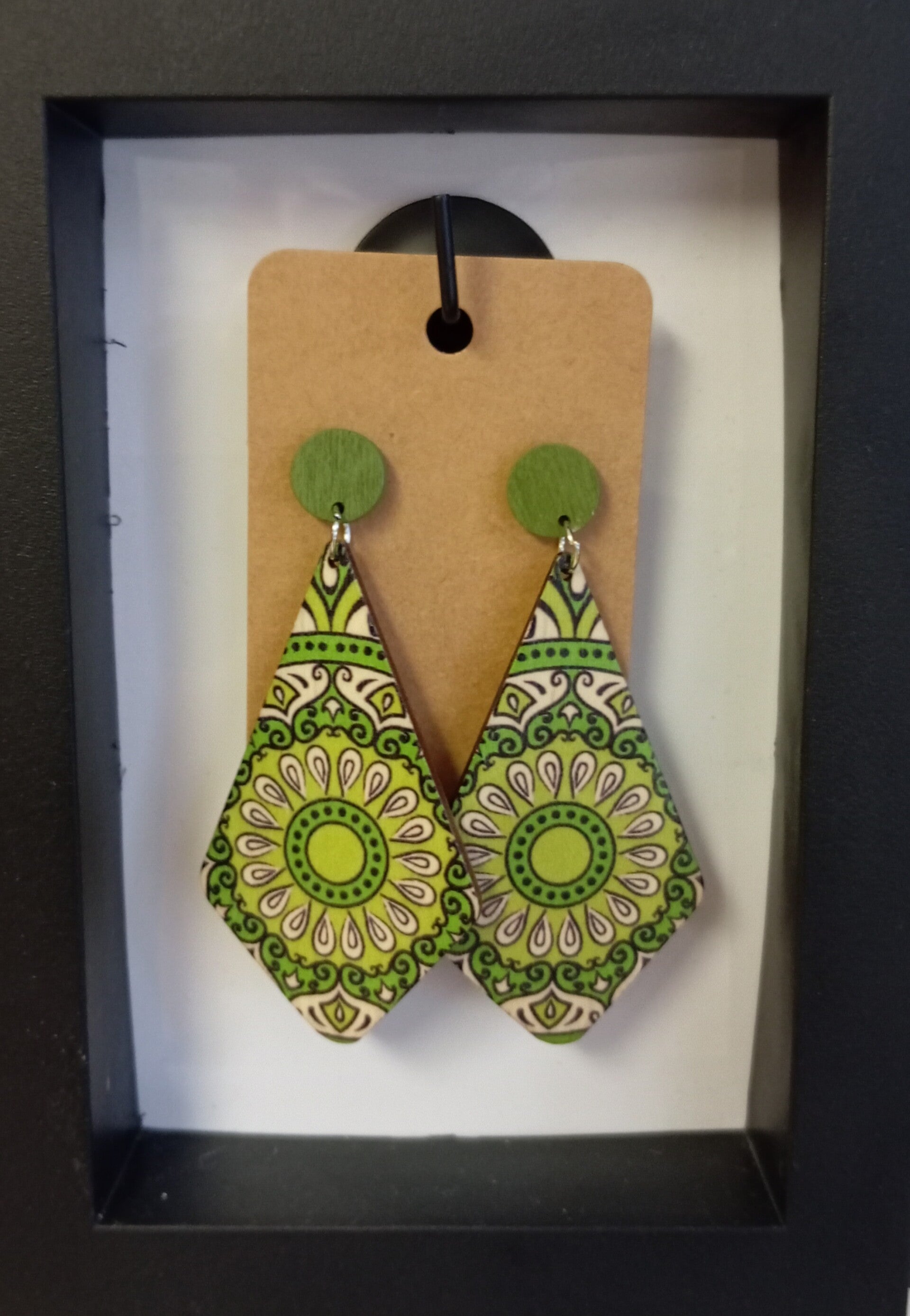 Boucles d'oreilles en bois imprimées. Vert sauge . BO23