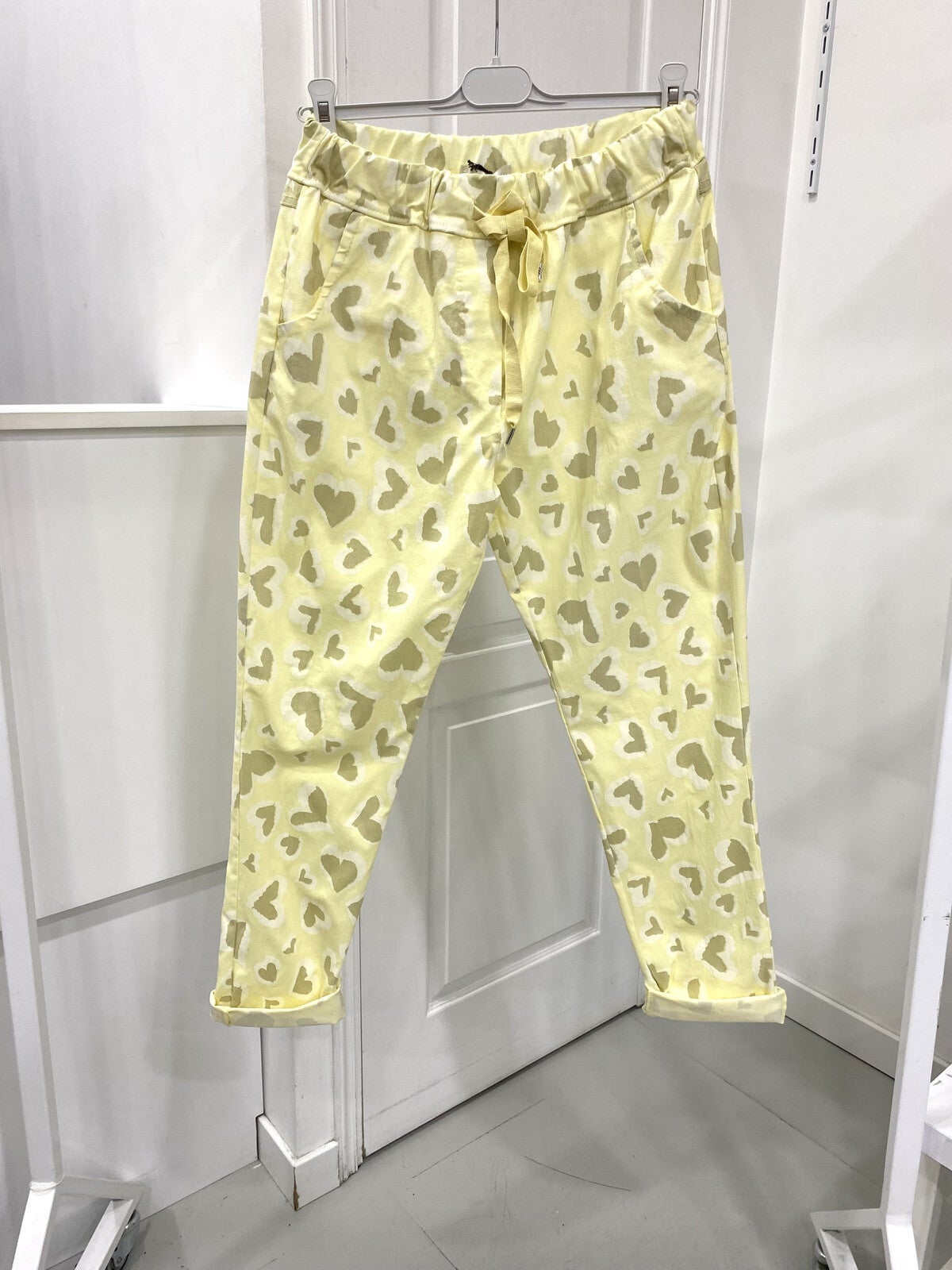 Pantalon strech impression coeurs - Jaune