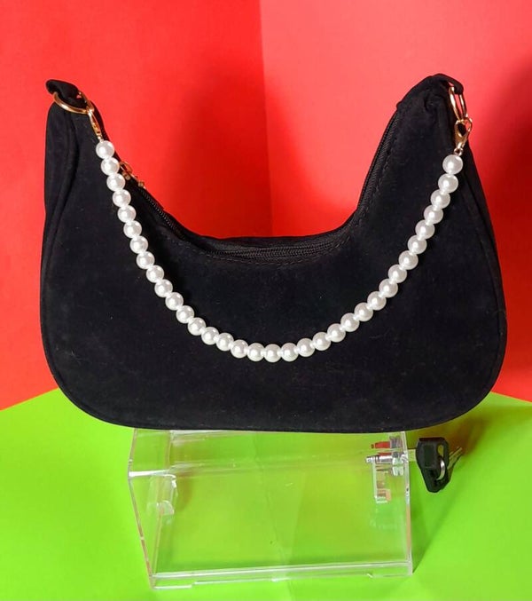 Sac noir en fourrure synthétique avec ance perlée