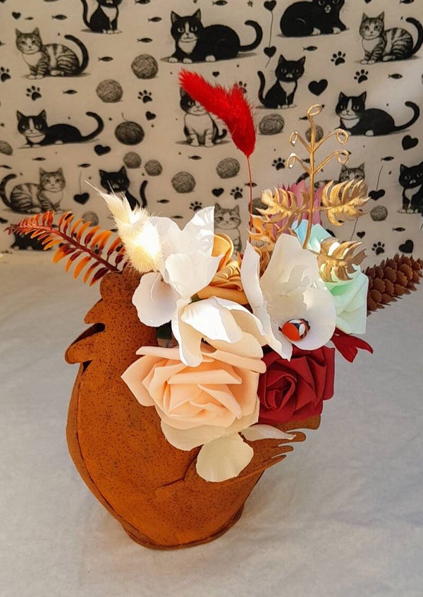 Poule vintage en métal rouillé
