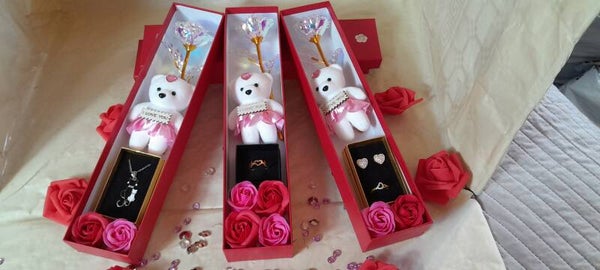 Ourson Girly rose éternelle et bijoux