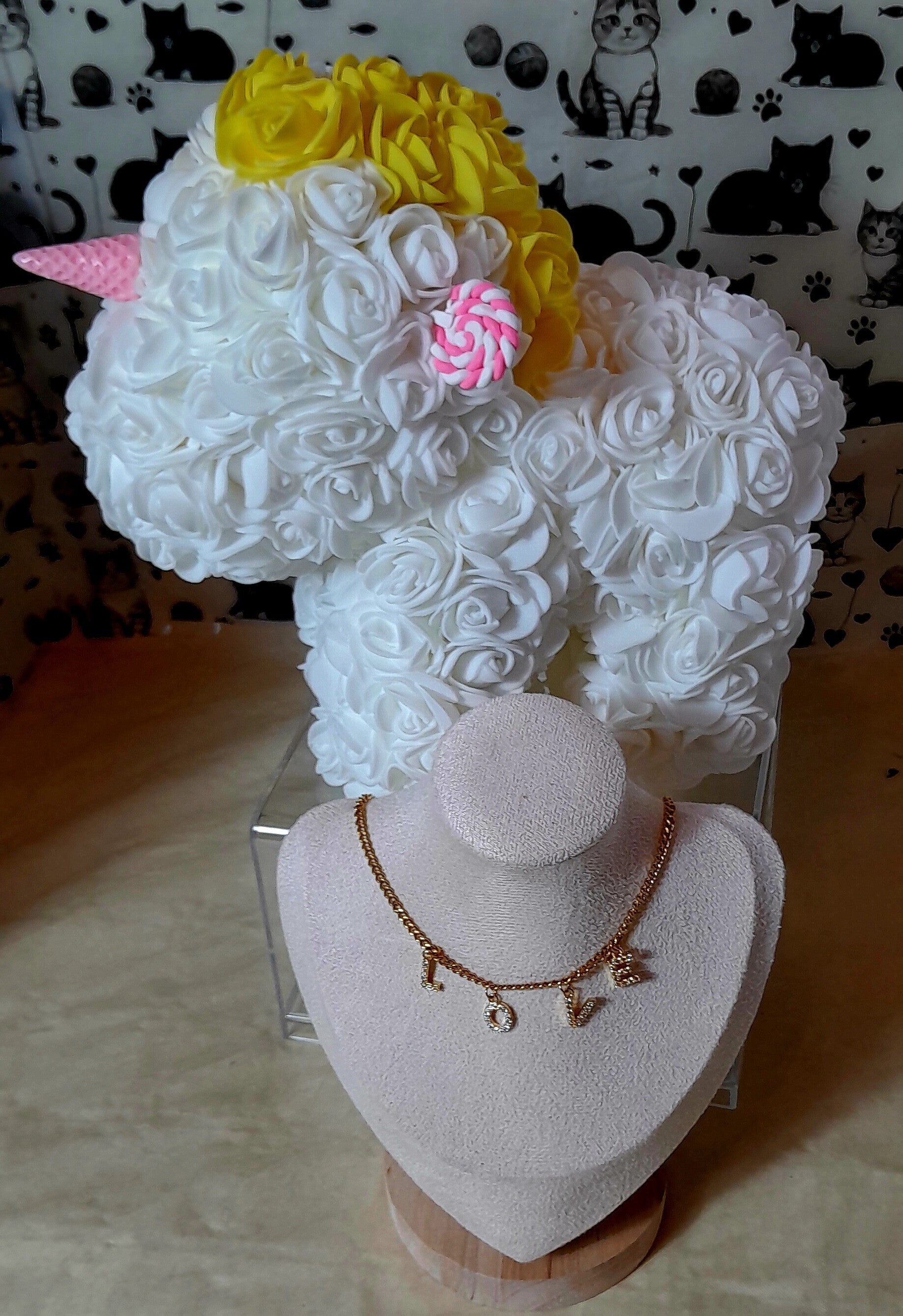 Licorne blanche avec collier "Love"