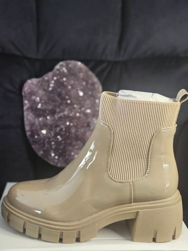 glans laarsjes met hak beige