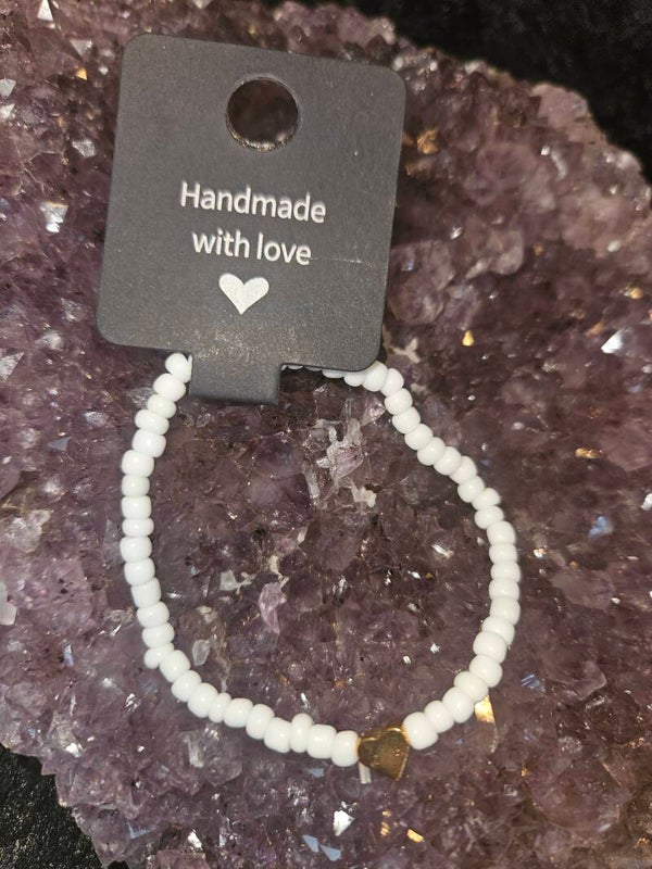 armbandje wit met hartje