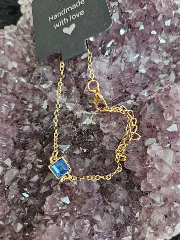 gouden armband blauwe steen