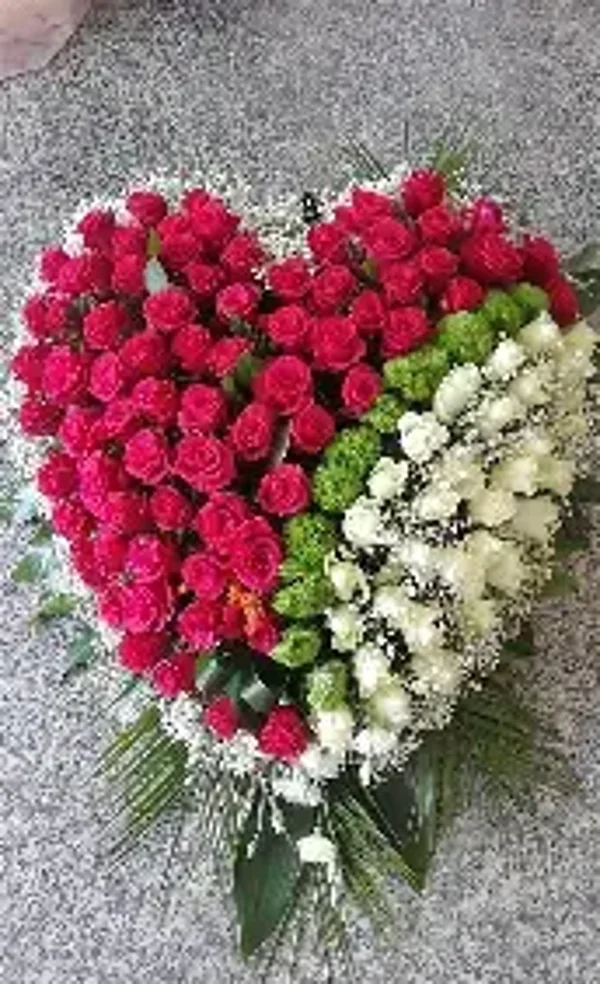 cuscino di rose forma cuore