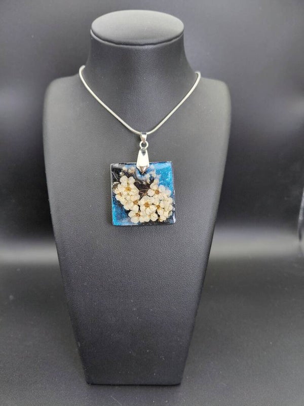 Carré de fleurs blanches