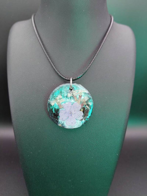 Pétales violets fond bleu