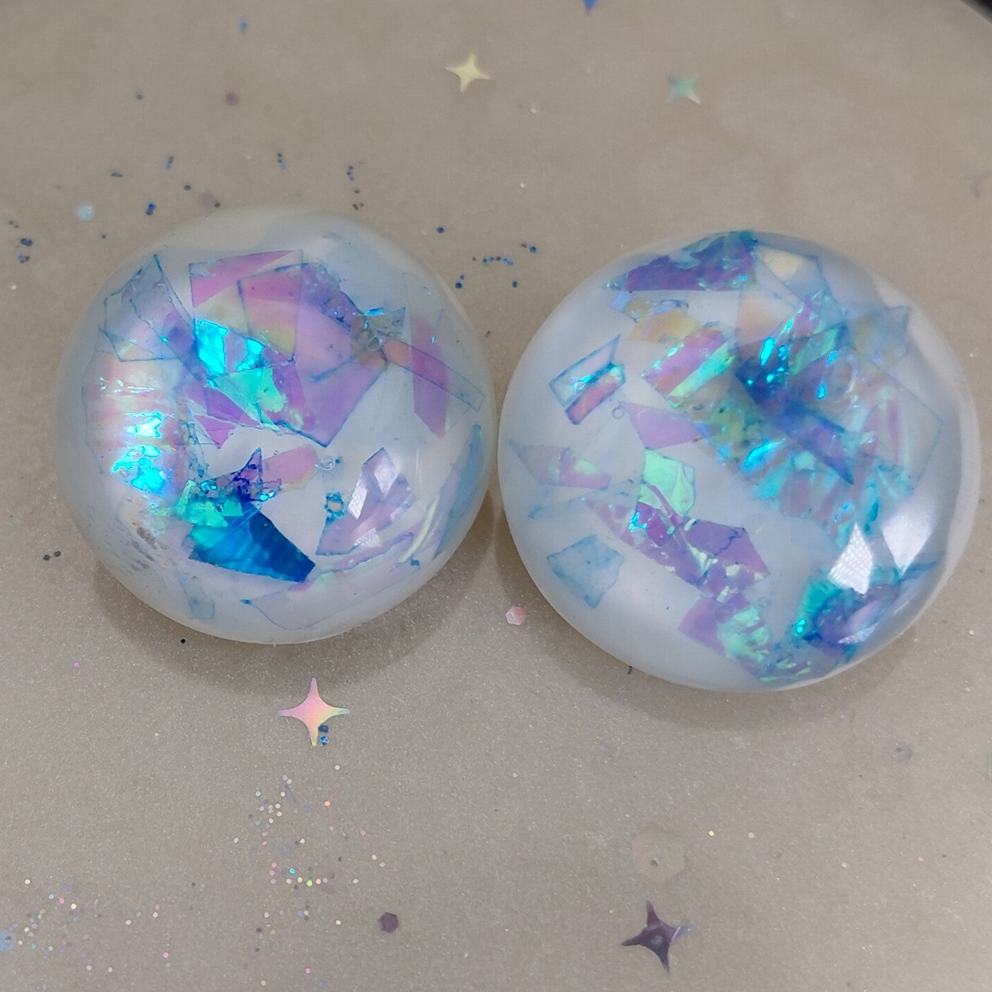 Eclats bleu sur blanc