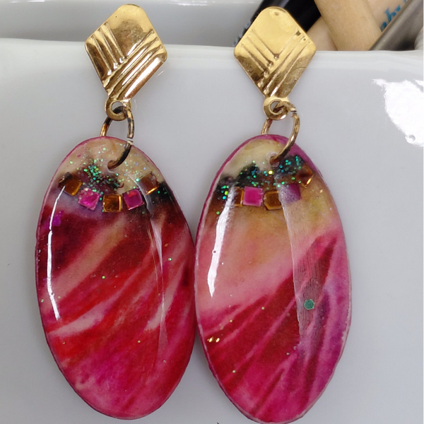 Pétales de roses foncées