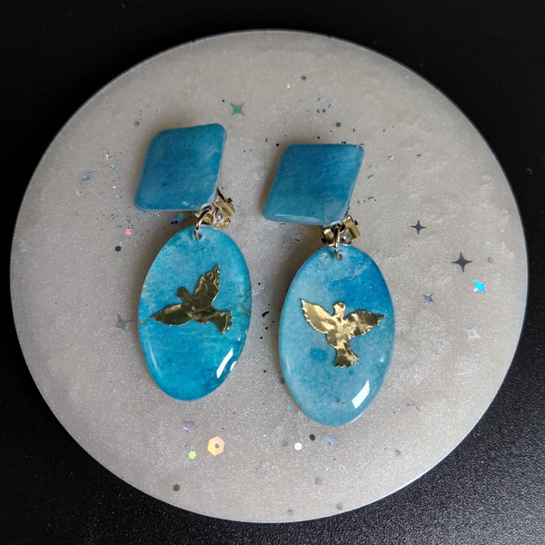 Colombes or ciel bleu