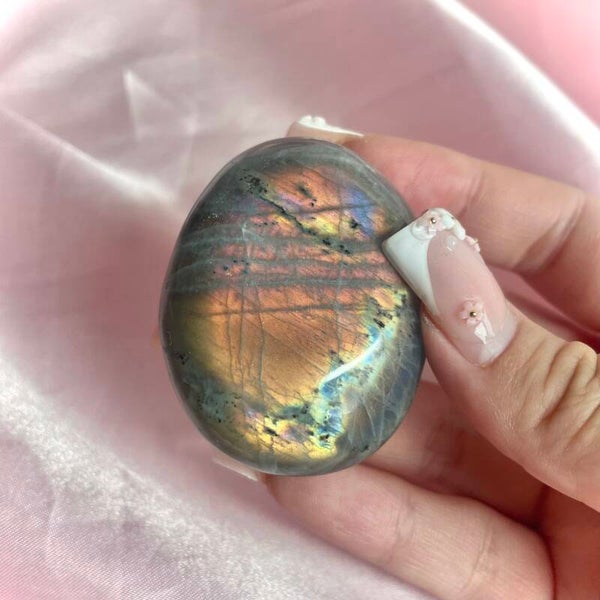 Flashy Labradorite Palmstone
