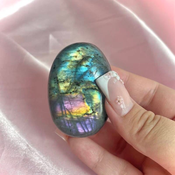 Flashy Labradorite Palmstone