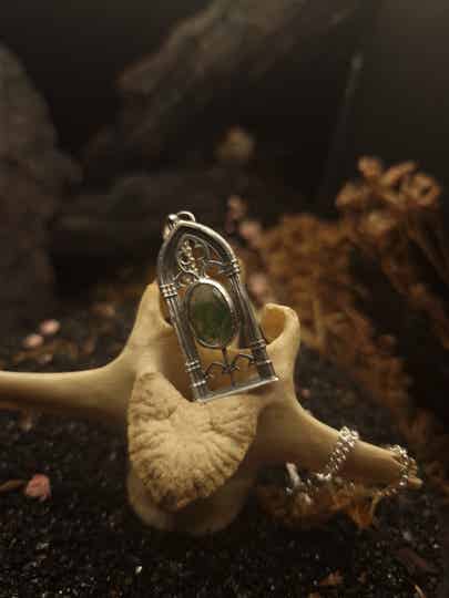 The wild garden pendant | moss agate | Regina