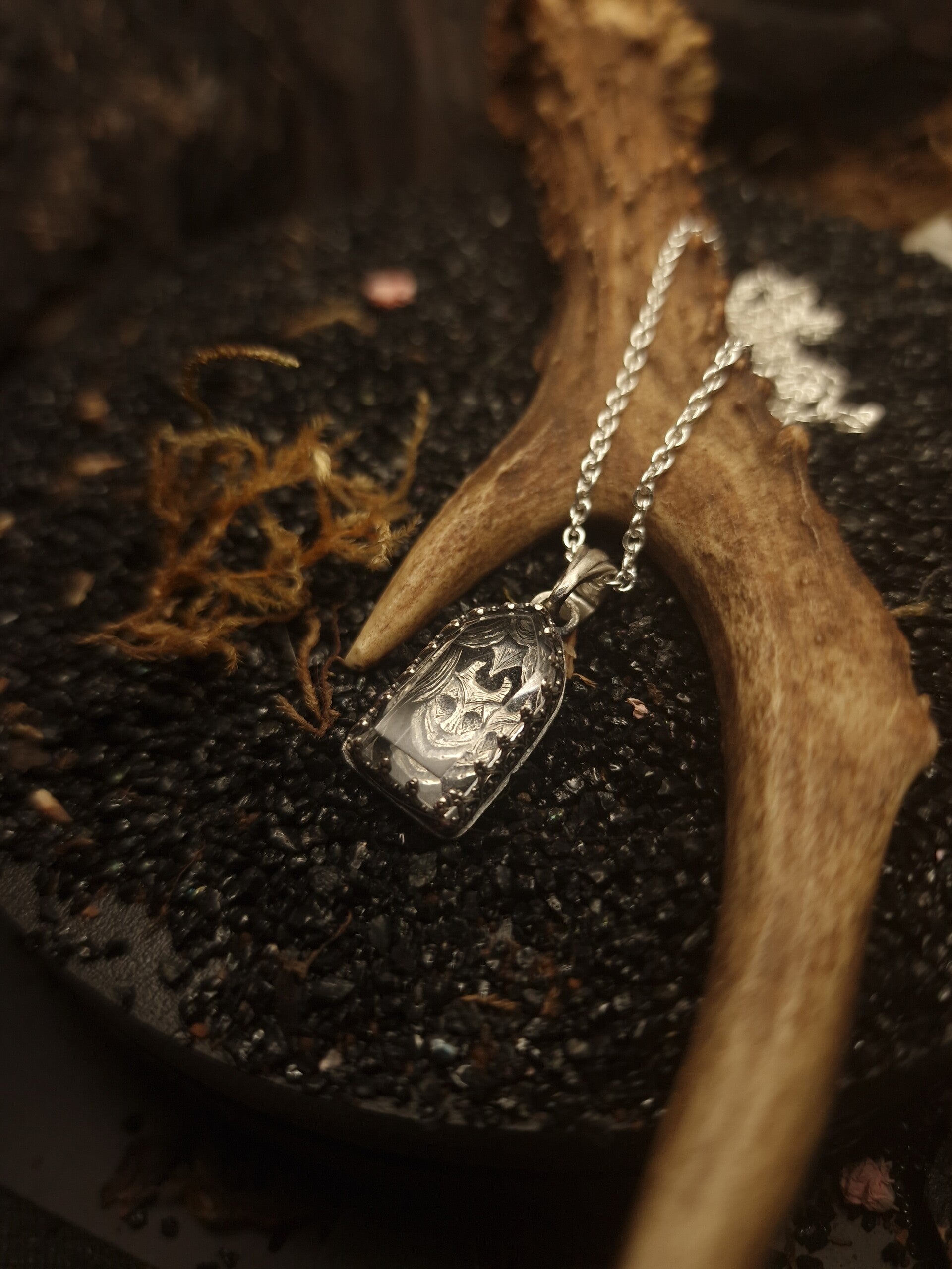 T' Duvelke pendant | clear quartz | curiosity cabinet