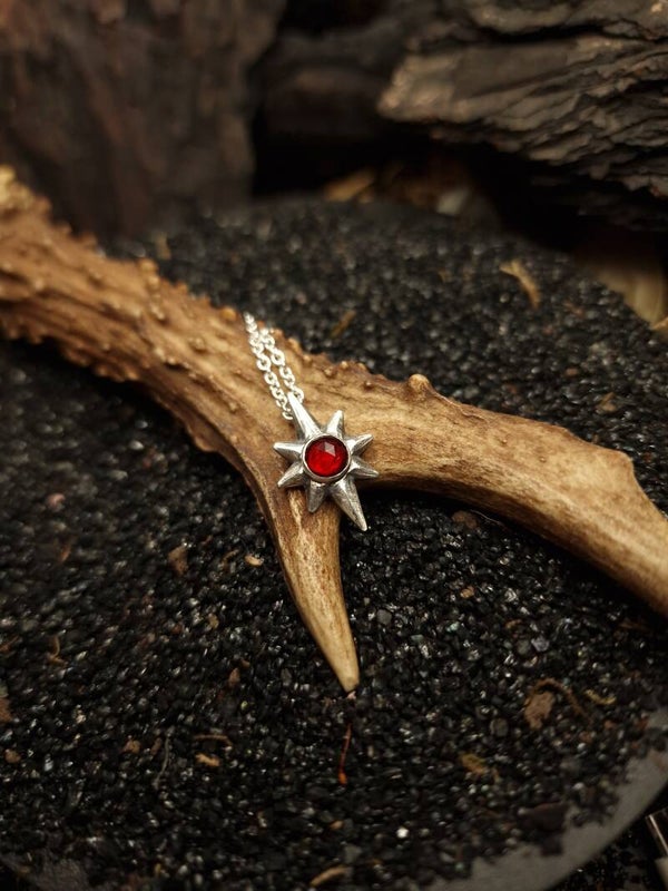 The red star | garnet | Nox ex Libris