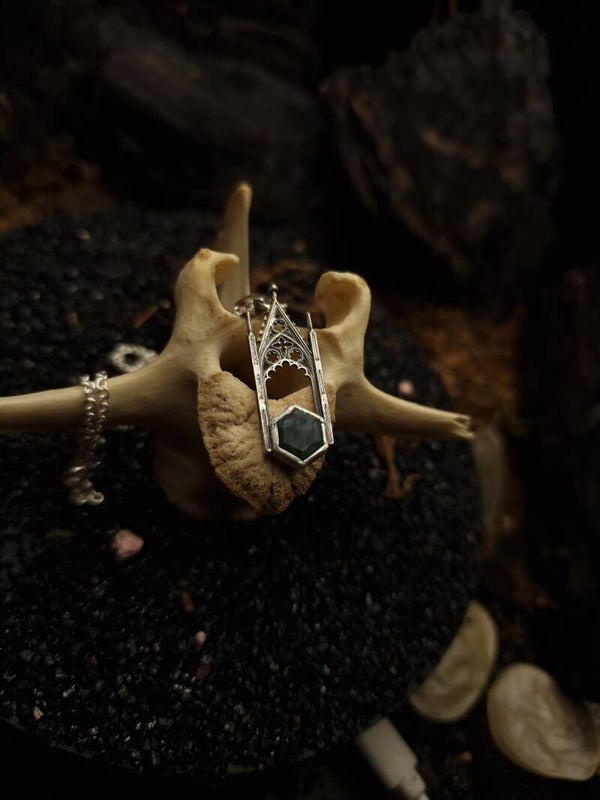 The gardens cathedral Pendant | moss agate | Regina