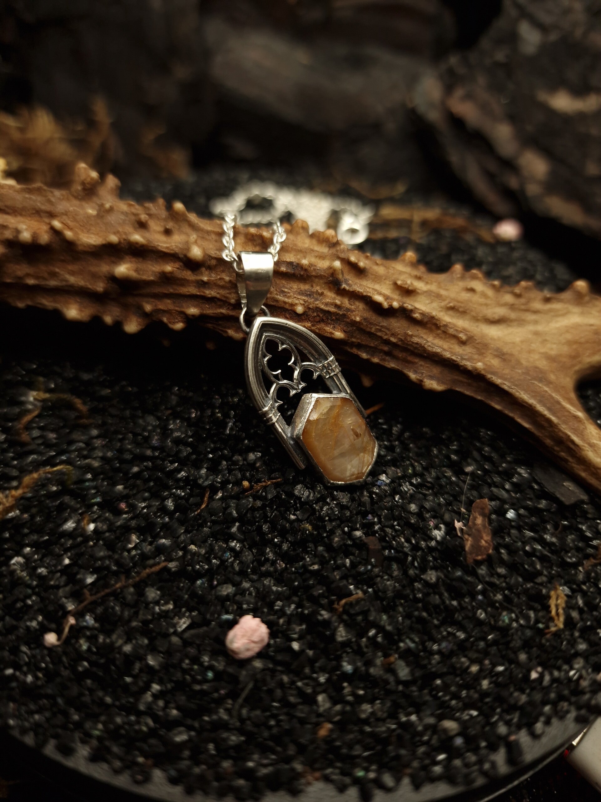 The cathedrals spring gardens pendant | Peach Sapphire | Regina