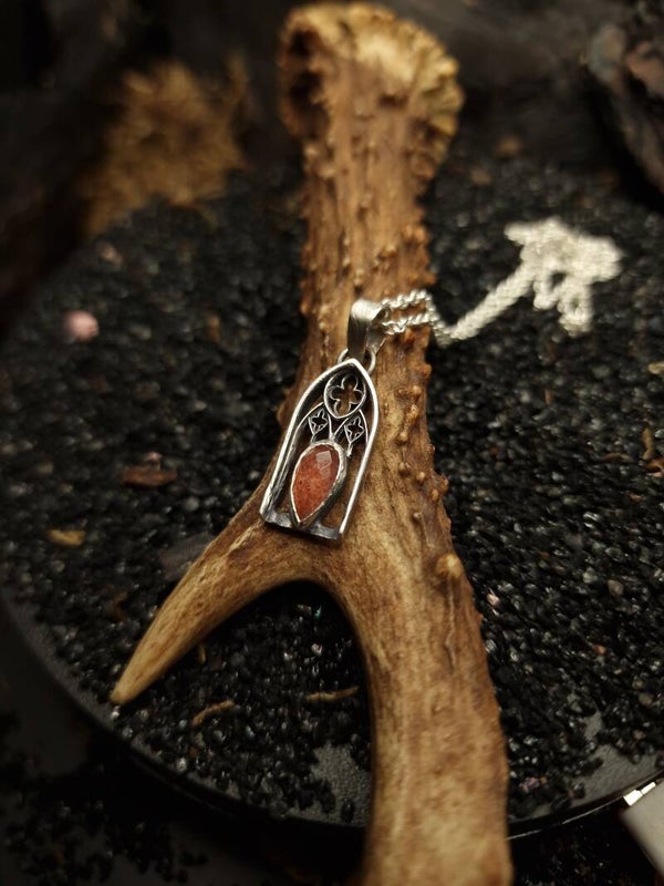 The bloody window pendant | Blood (Hematoide) Quartz | Regina