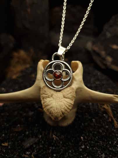 The blood rose pendant | Garnet | Regina