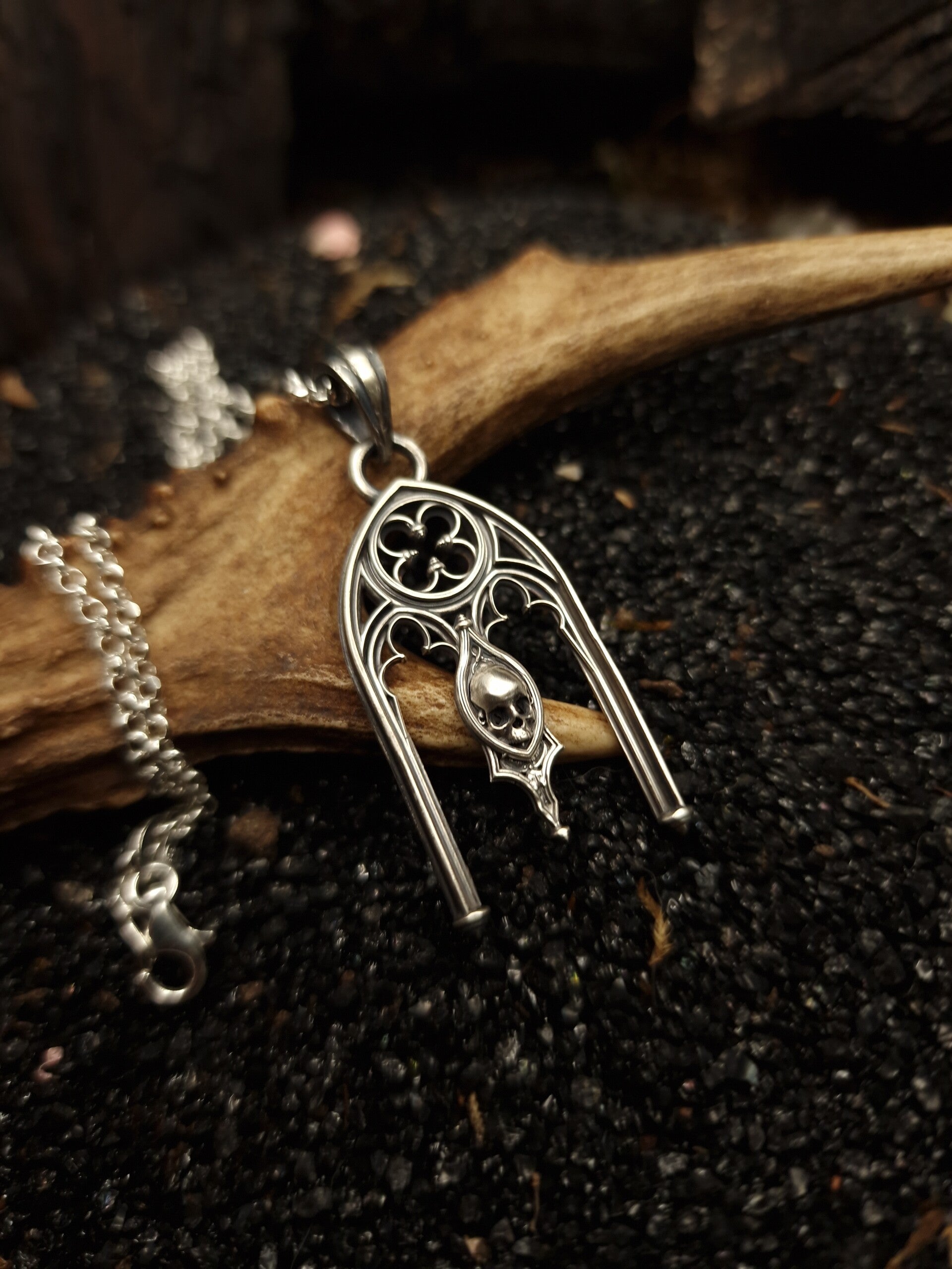 On deaths doorstep pendant | MTO | Regina