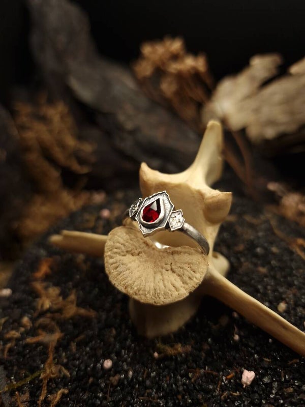 The red starry eyed Ring | MTO | garnet | Curiosity cabinet