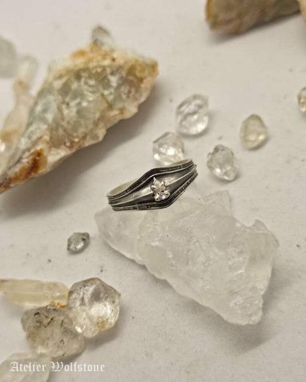 The Shieldmaiden | Ready to Send Ring | Size 18,5 | Lab Diamond | Nox ex Libris