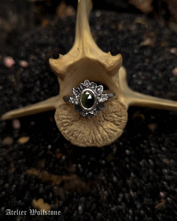 Natures shrine | One of a Kind Ring | size 17,5 | green sapphire & clear quartz | Curiosity Cabinet