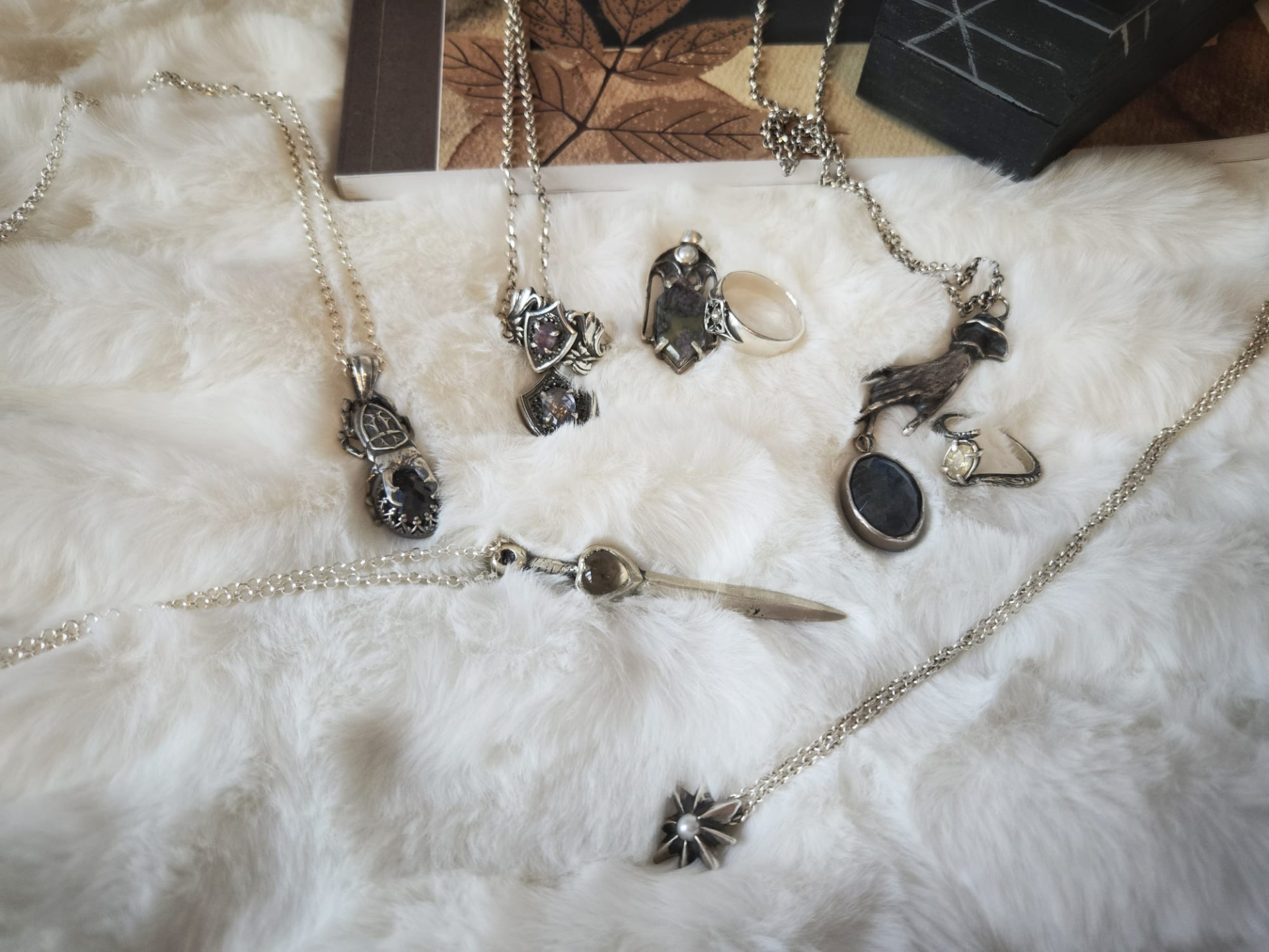 Gothic silver pendant with gemstone, handmade by Dutch goldsmiths Atelier Wolfstone