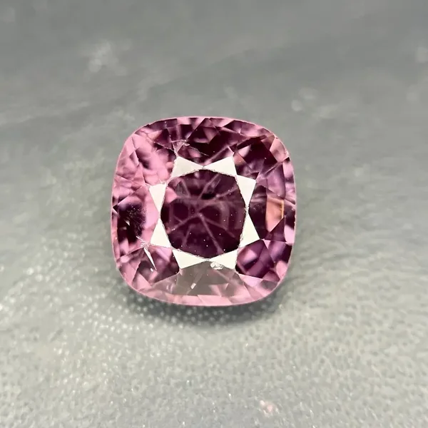 Spinel rose naturel
