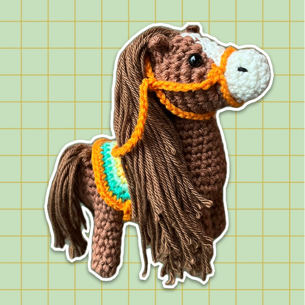 Cavallino amigurumi con accessori rimovibili.