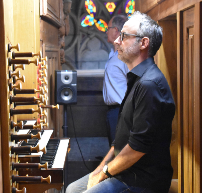 le-chef-et-l-orgue-standard-puwdxn.png