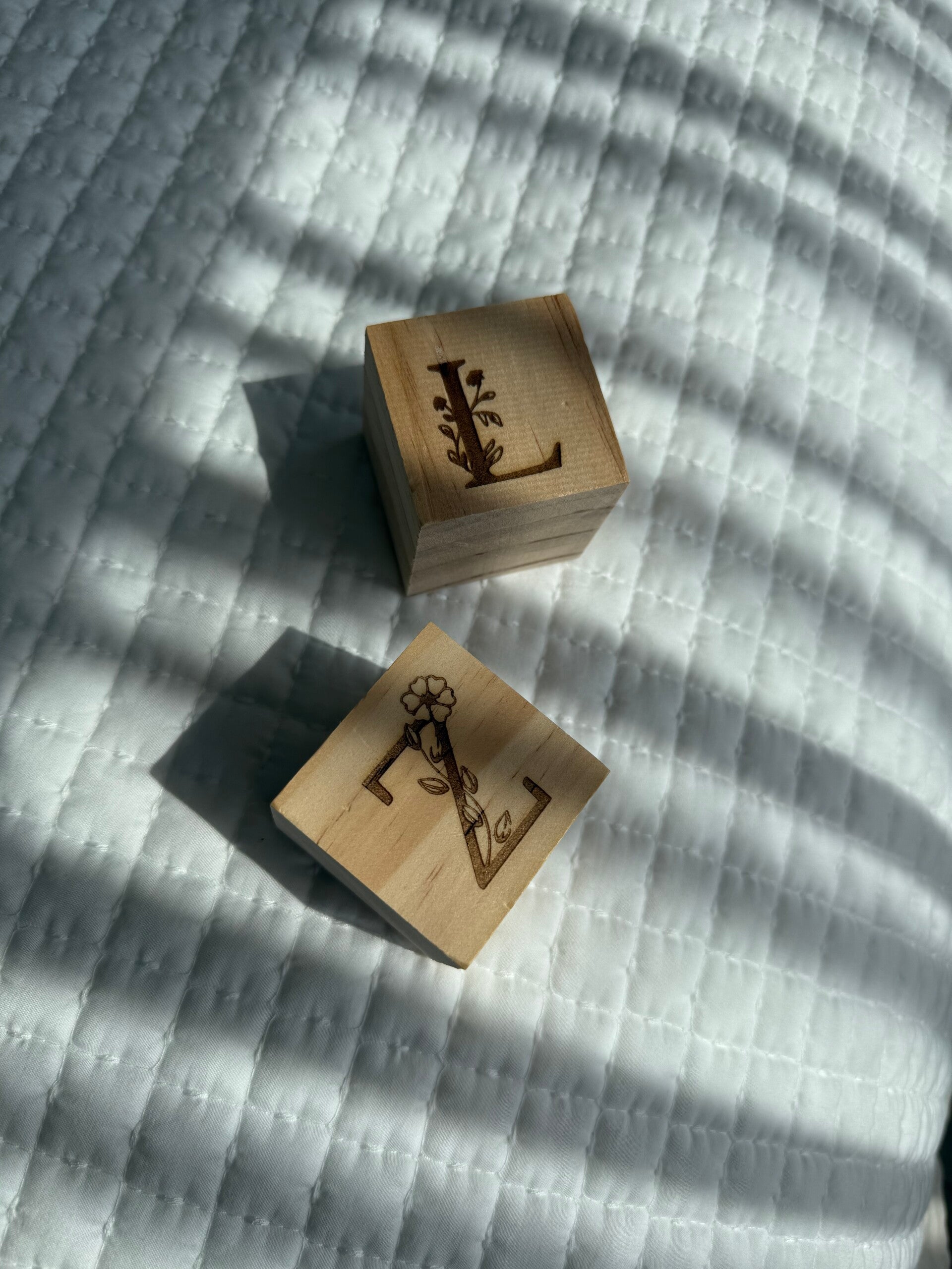 Cubes en bois personnalisés - Lettres fleuries