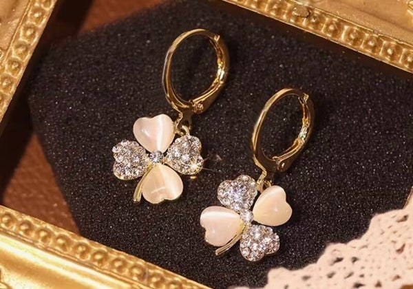 Beige Clover Earrings