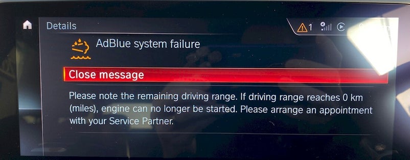 radioscherm van bmw toont storingsmelding: adblue system failure