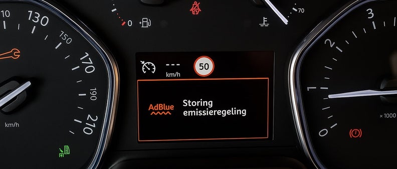 km teller van peugeot toont storing: storing emissieregeling