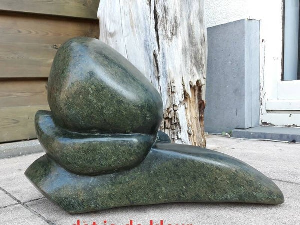 kunstwerk slak,voor binnen of buiten in serpentijn.