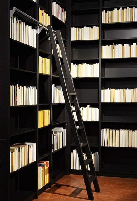 Boekenakst met trap donker gebeitst