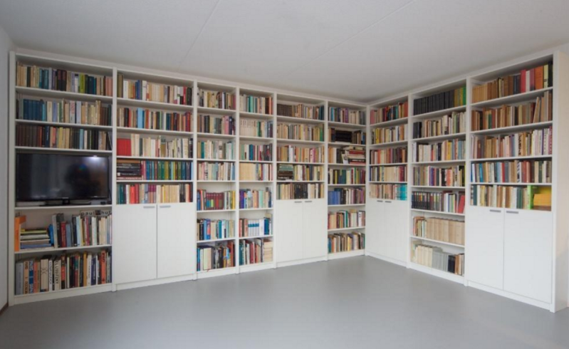 Boekenkast hoekopstelling wit met deuren en ruimte voor tv