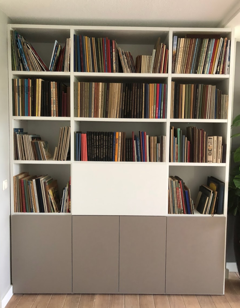 Boekenkast met klep en deuren