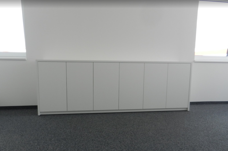 Laag dressoir onder schuine kap