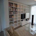 Boekenwand op maat met tv achter schuifdeur