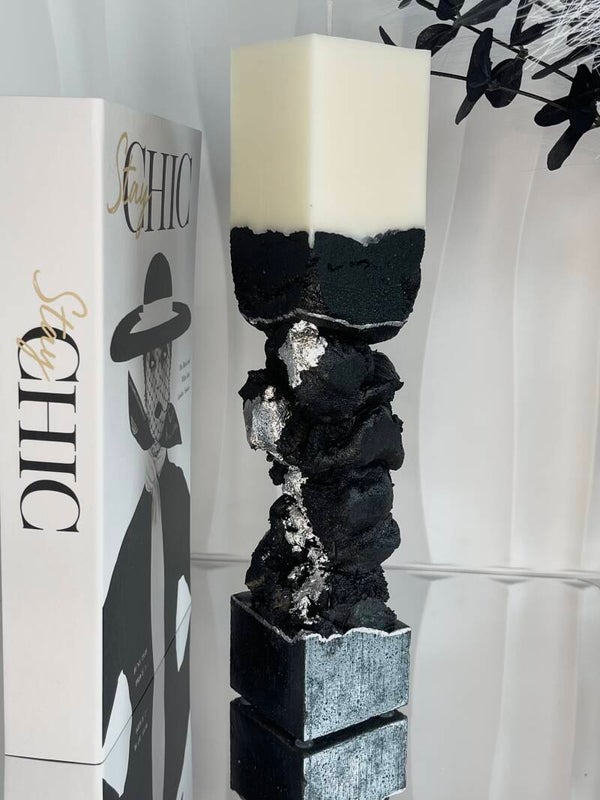 Sojawachskerze auf schwarzem Betonsockel mit Blattsilber