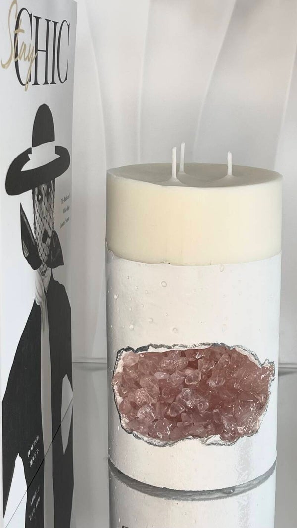 Sojawachskerze auf weissem Betonsockel mit Rosenquarz