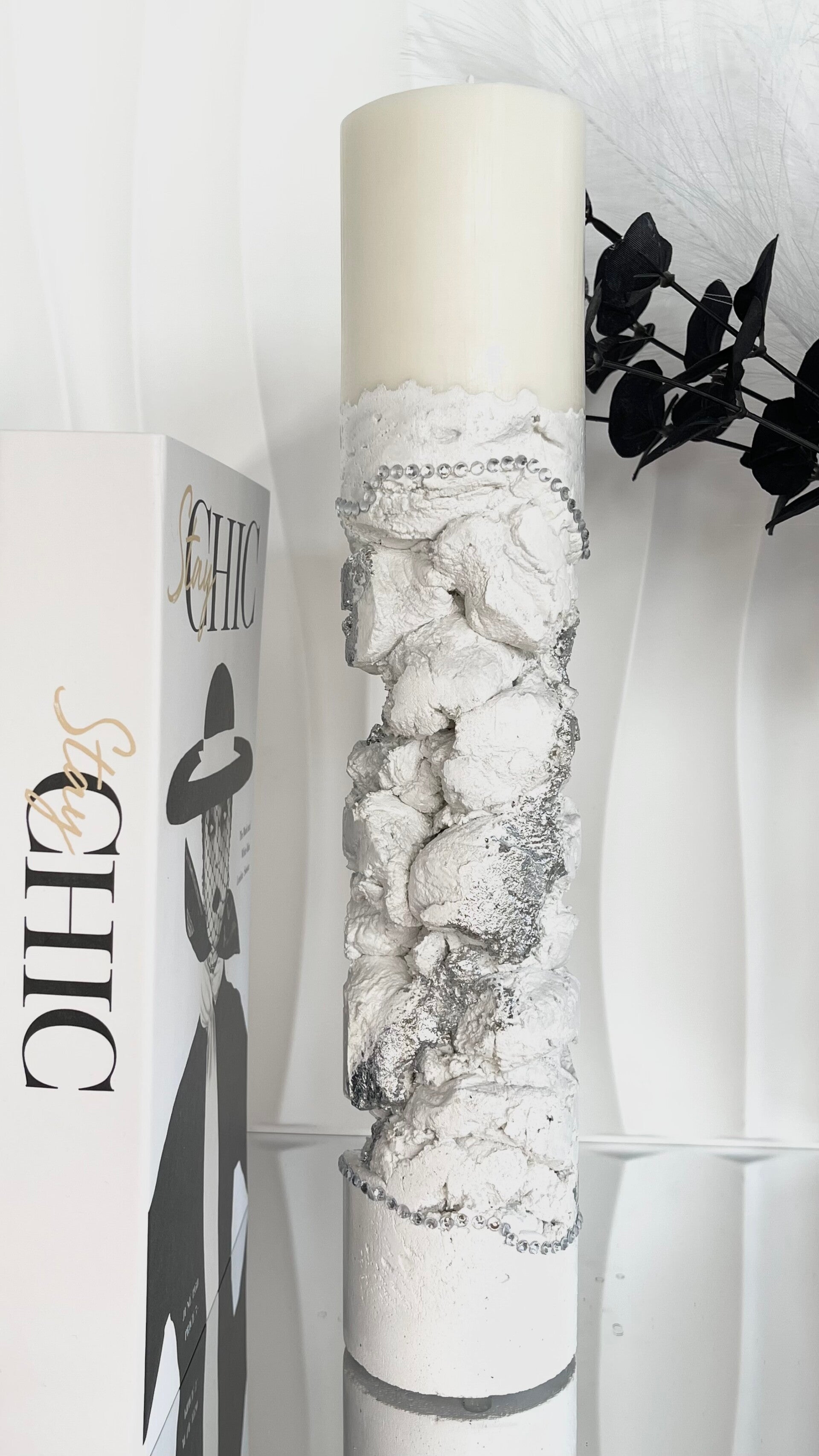 Runde Sojawachskerze auf weissem Betonsockel mit Blattsilber und Strasssteinen